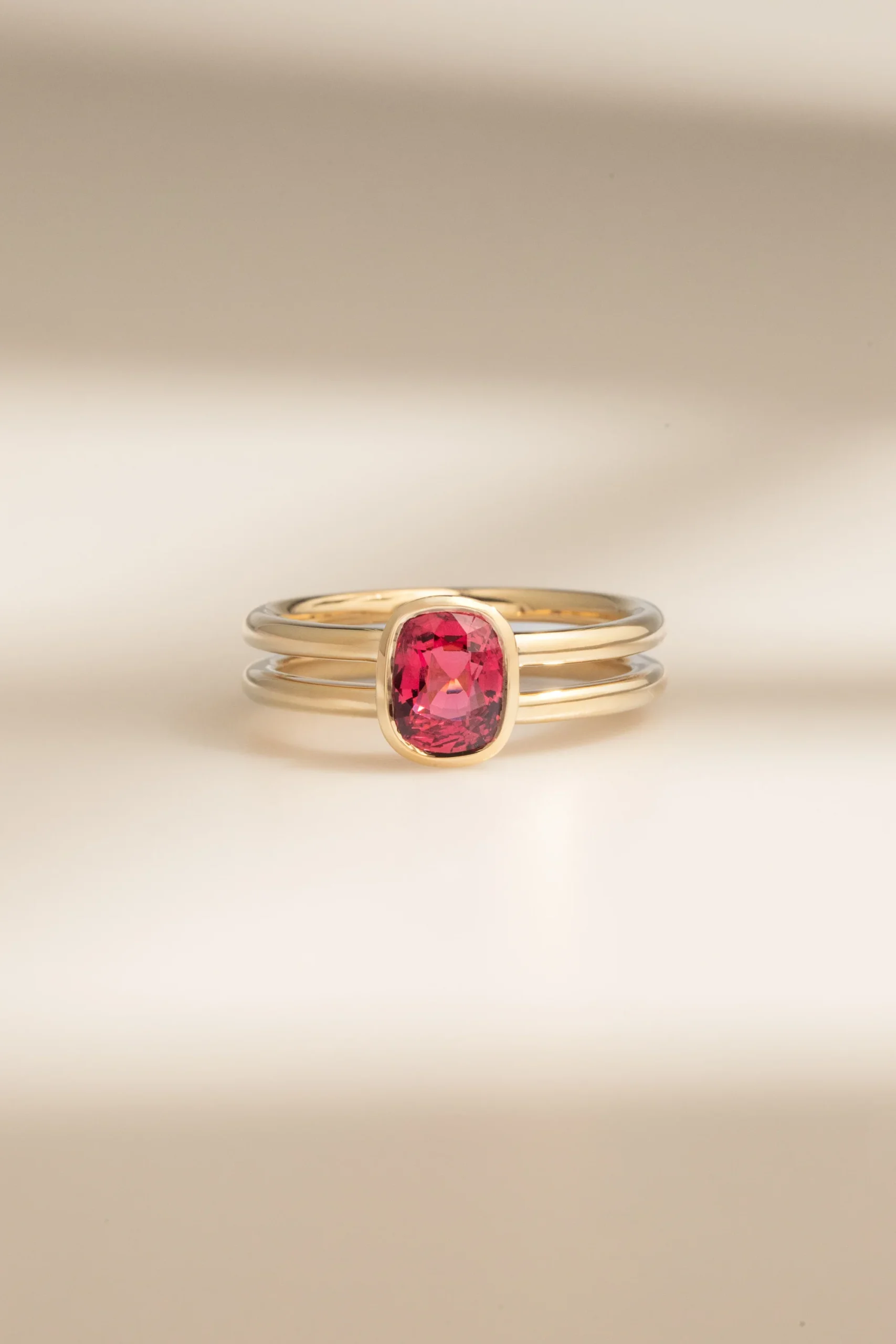 Bague d'anniversaire avec Spinelle Rouge