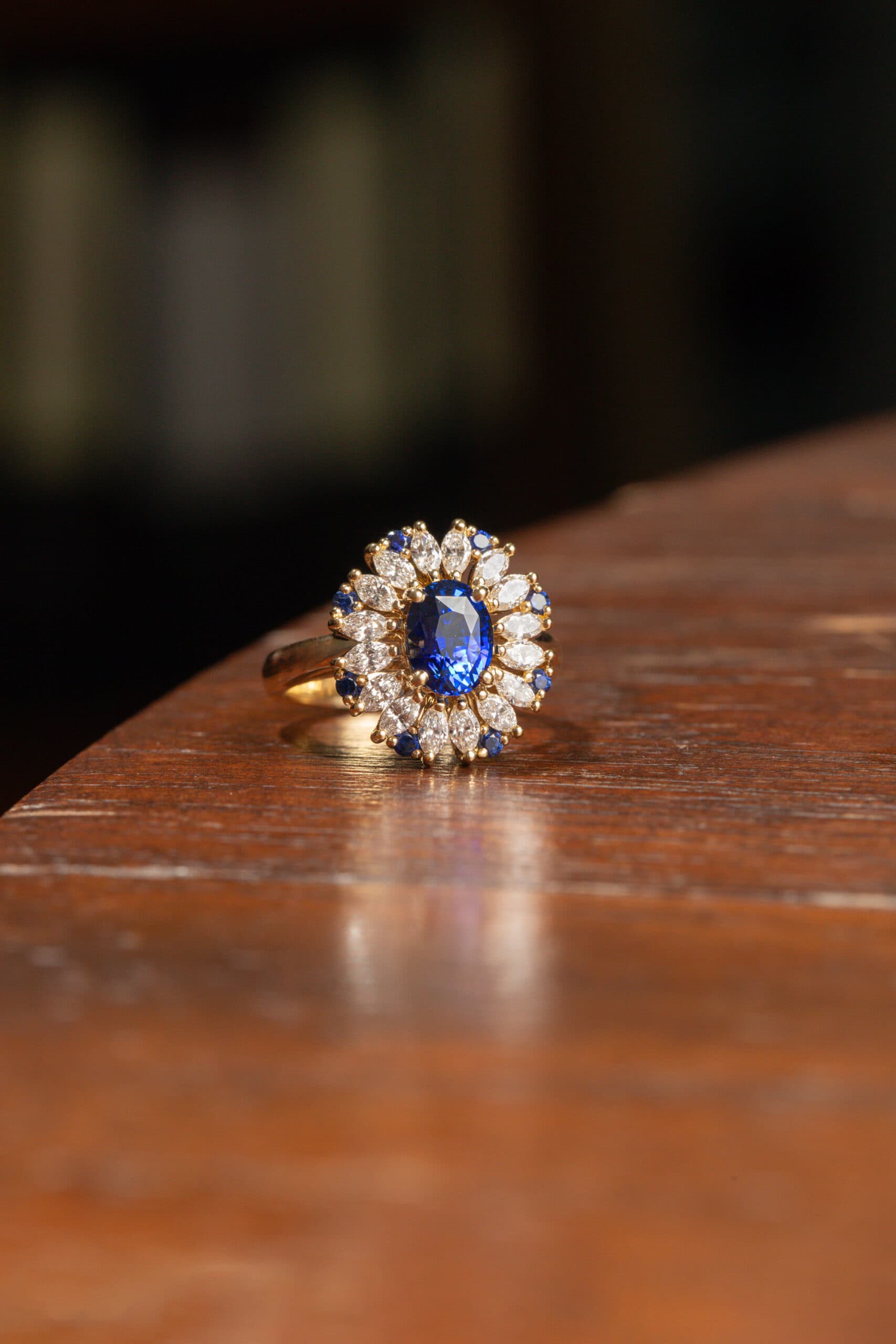 bague de fiançailles saphir bleu marguerite diamants et saphirs bleus
