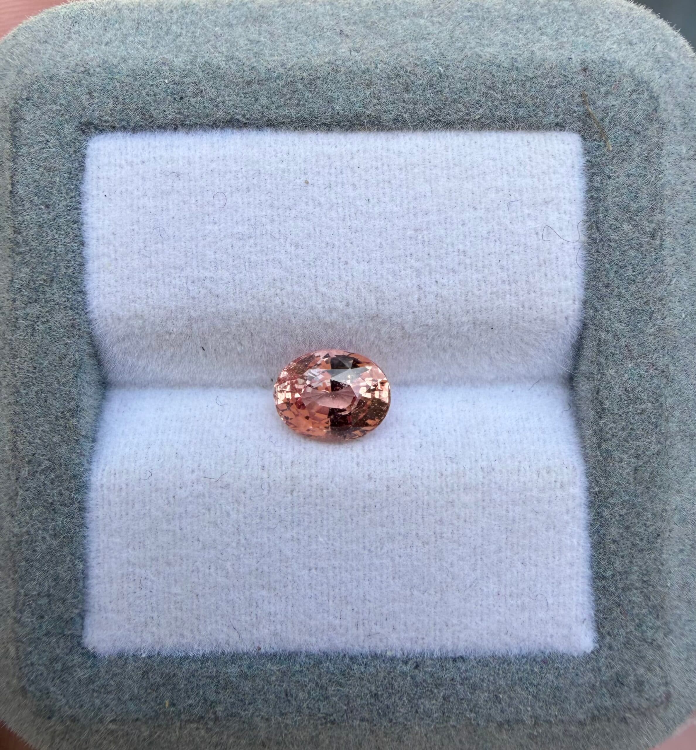 Saphir Padparadscha Ovale de 1,54ct — Madagascar, Chauffé image 2
