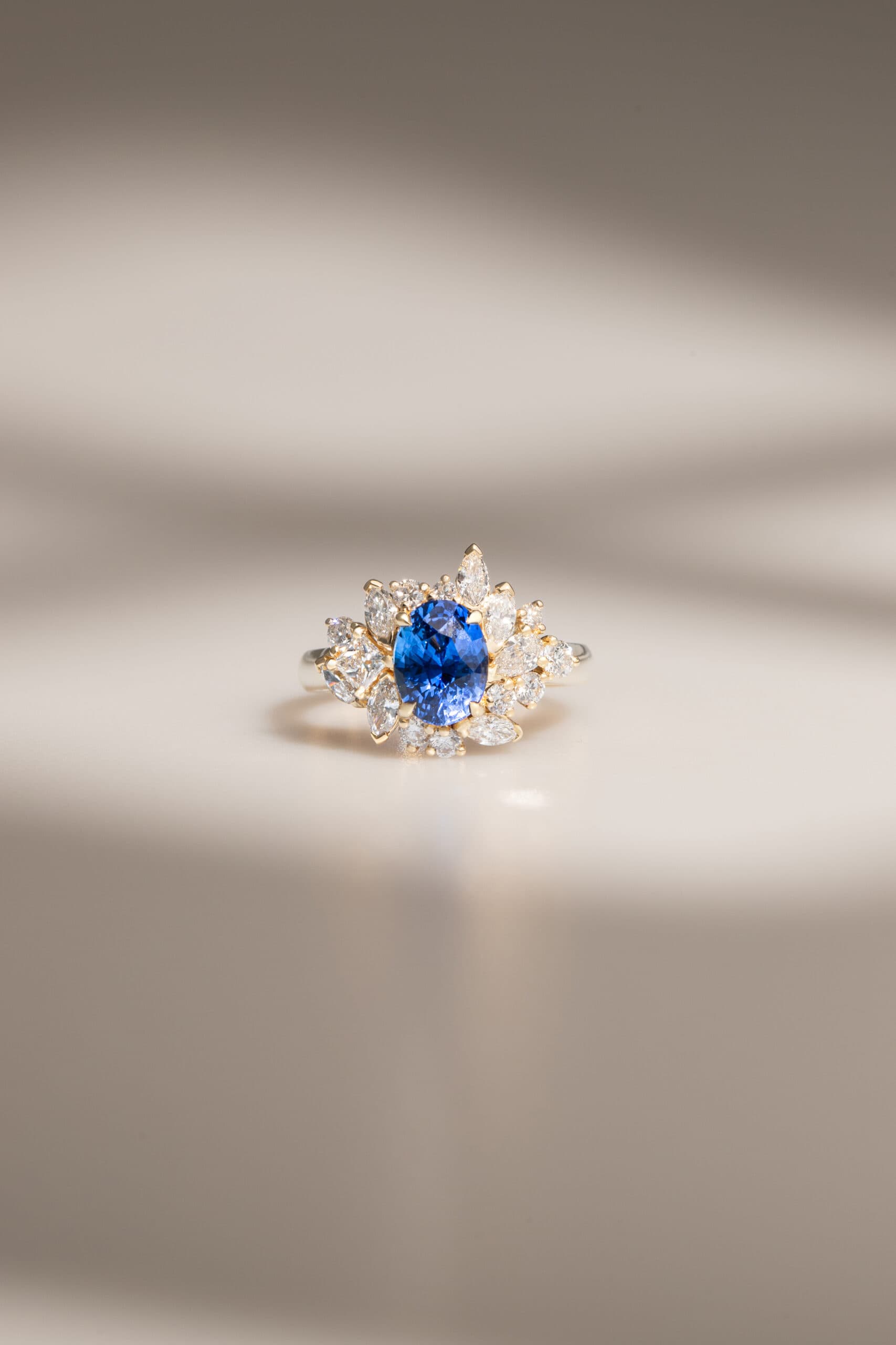 bague florale diamant et saphir bleu
