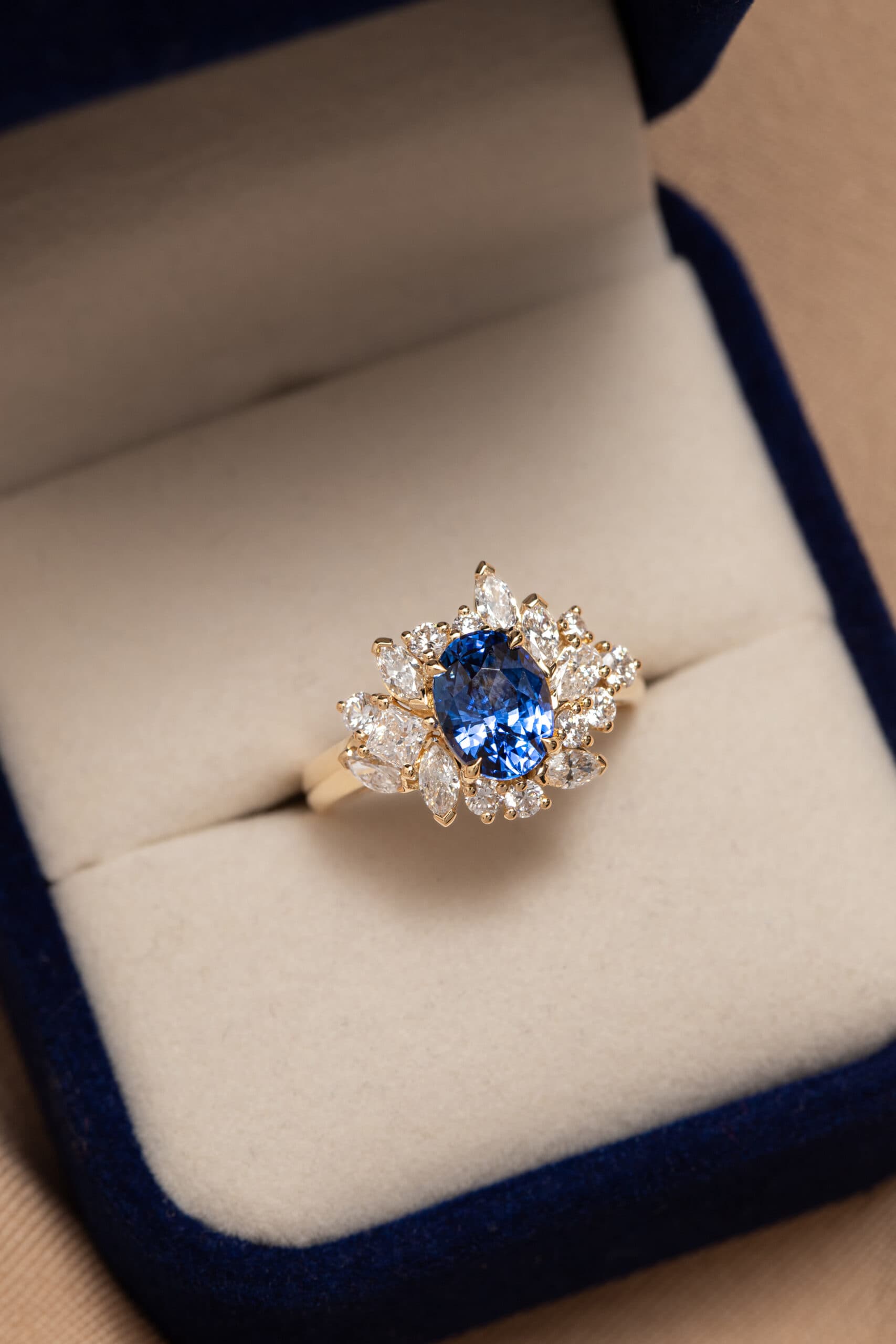 bague florale diamant et saphir bleu ecrin bonnot paris