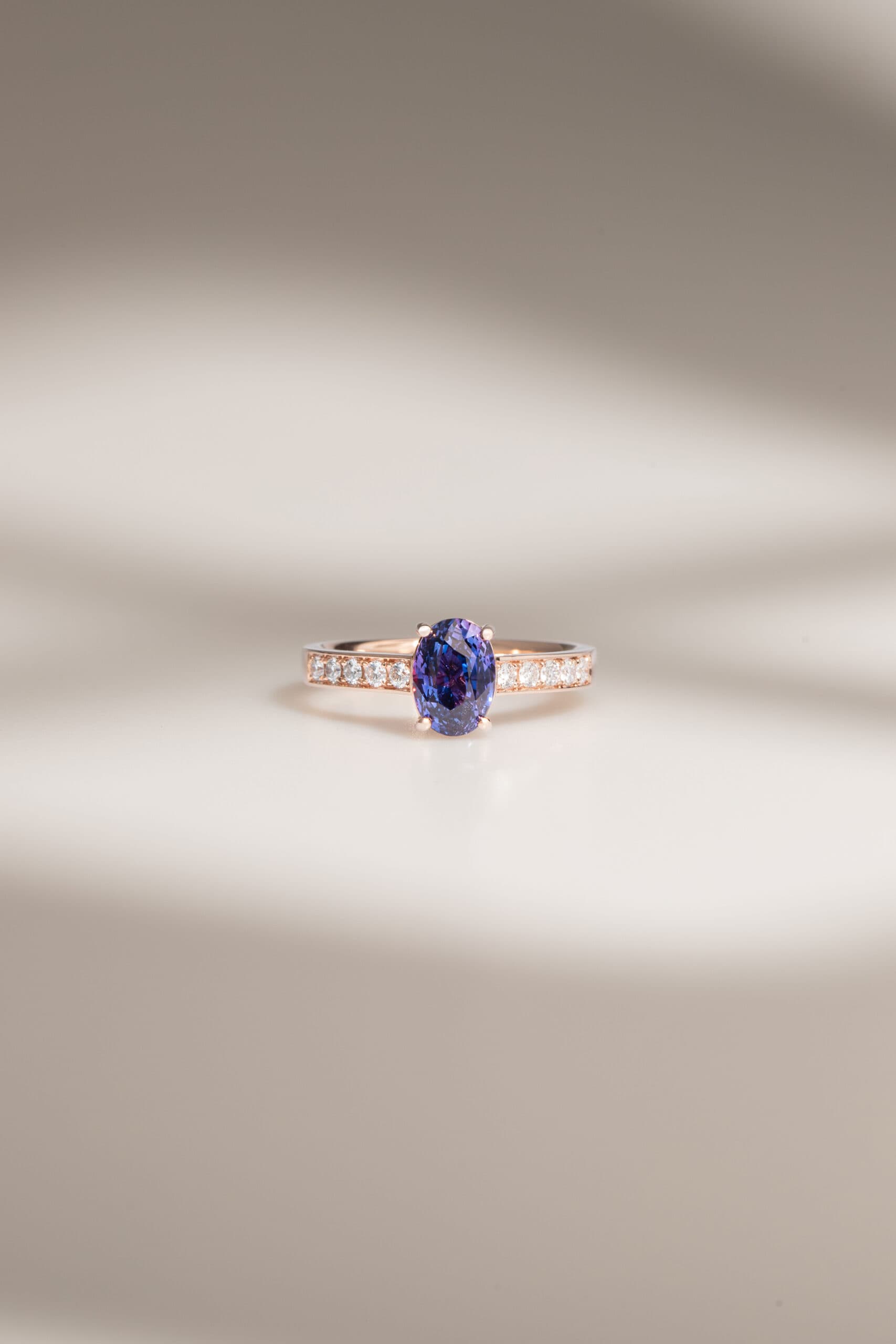 packshot bague de fiancailles saphir violet
