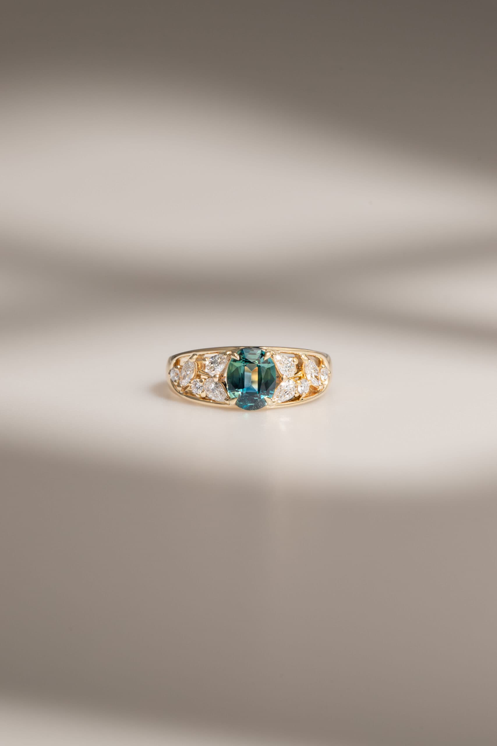 packshot bague bandeau saphir teal et diamant