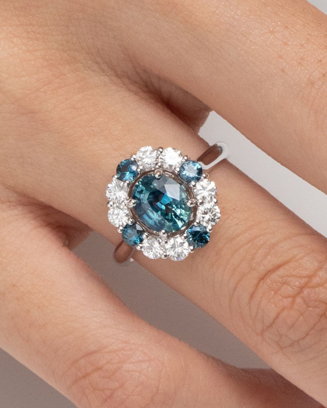 Bague saphir teal, or blanc