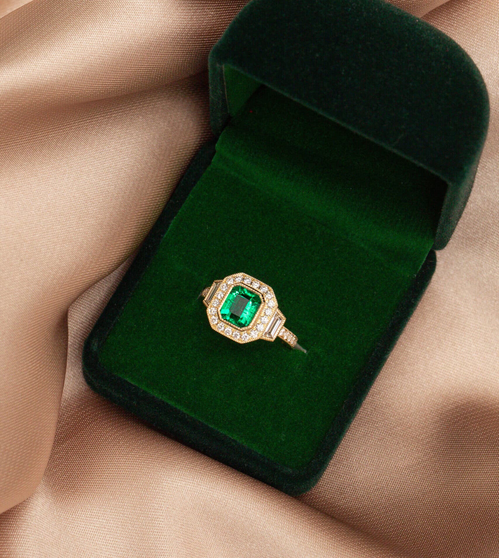 bague de fiançailles emeraude ecrin