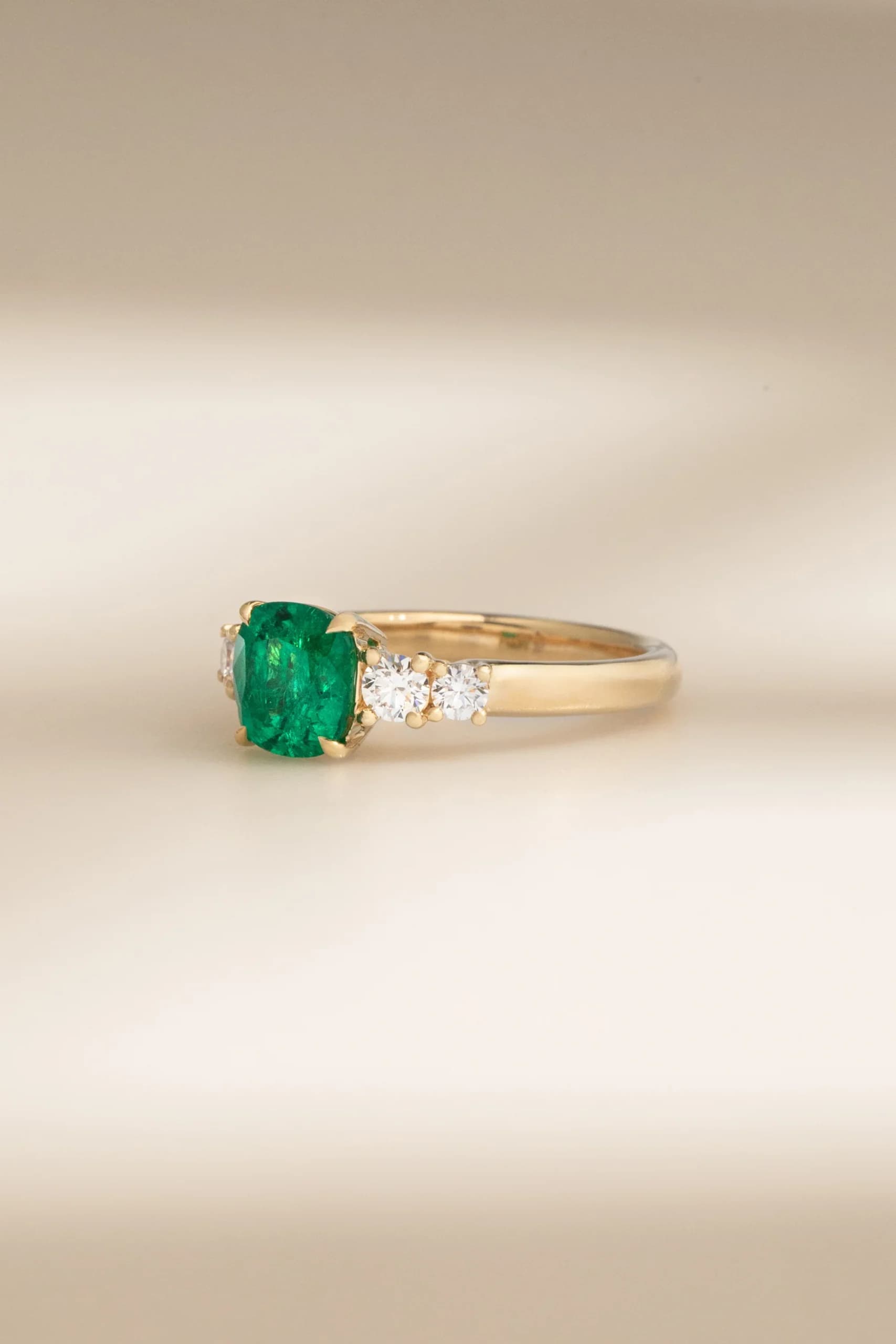 Bague de fiançailles avec Emeraude