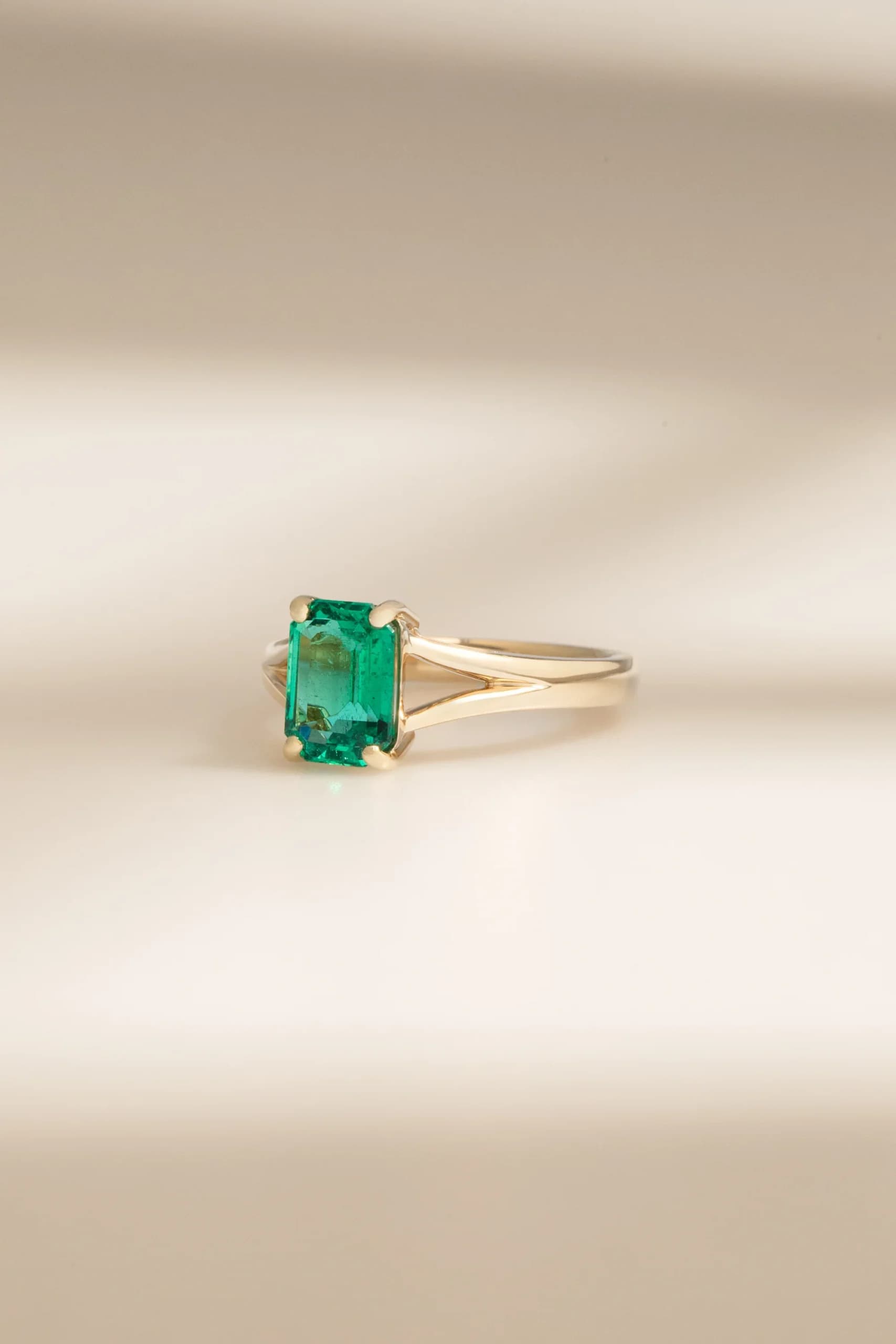 Bague d'anniversaire avec Emeraude