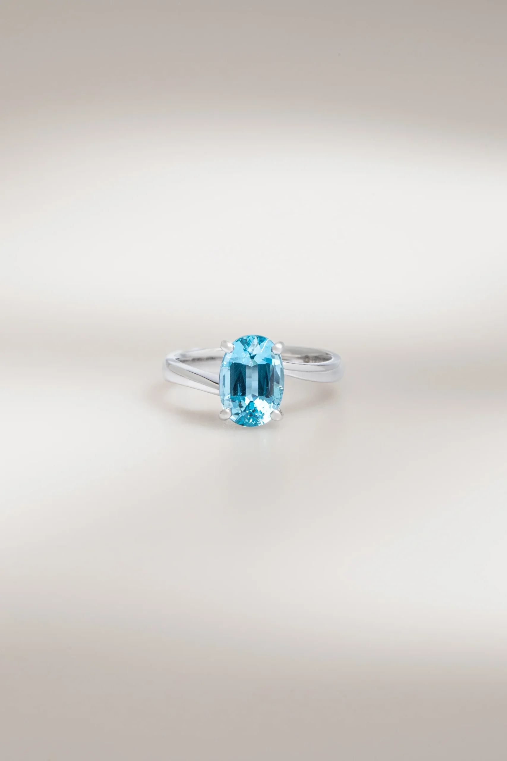 Bague d'anniversaire avec Aigue-marine