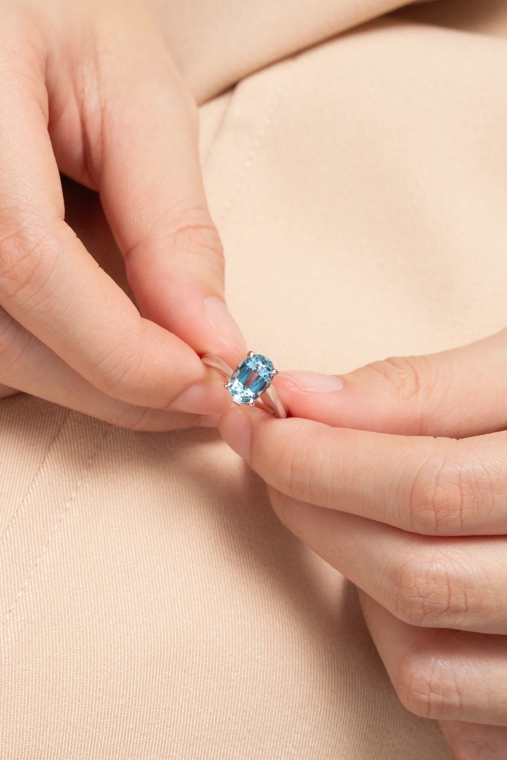 Bague d'anniversaire avec Aigue-marine