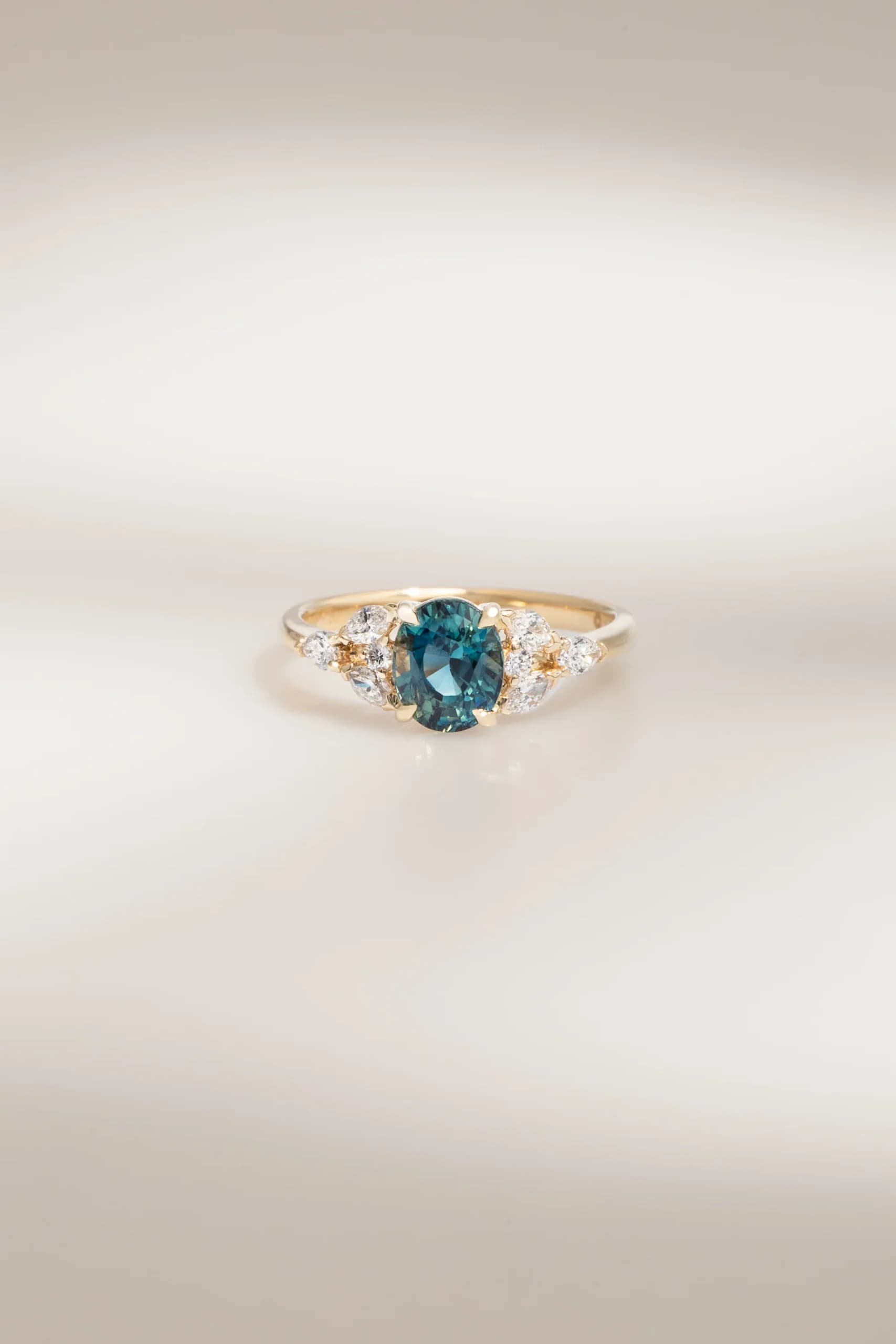 bague de fiançailles saphir teal pierre diamants et or jaune