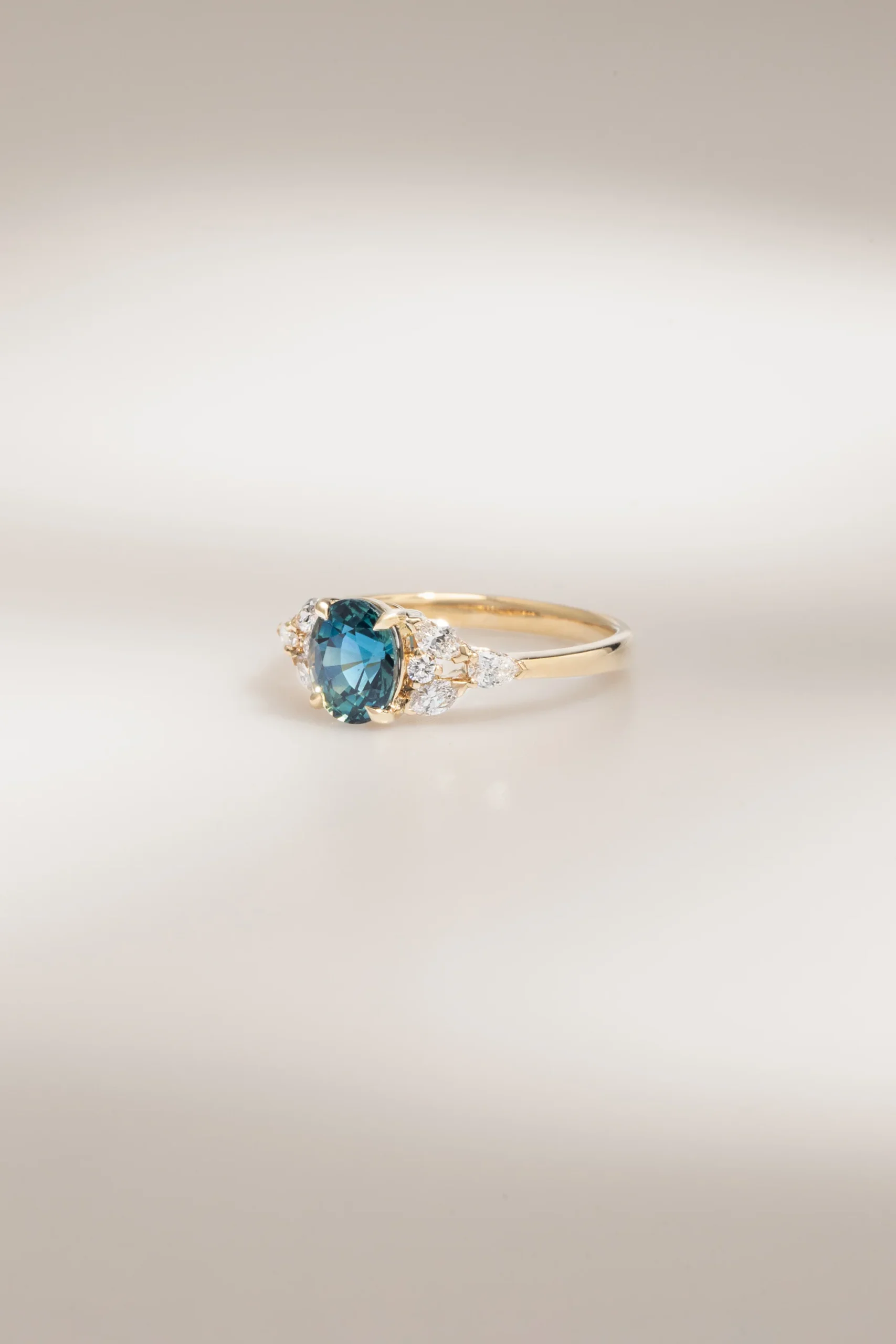 bague de fiançailles saphir teal pierre diamants et or jaune