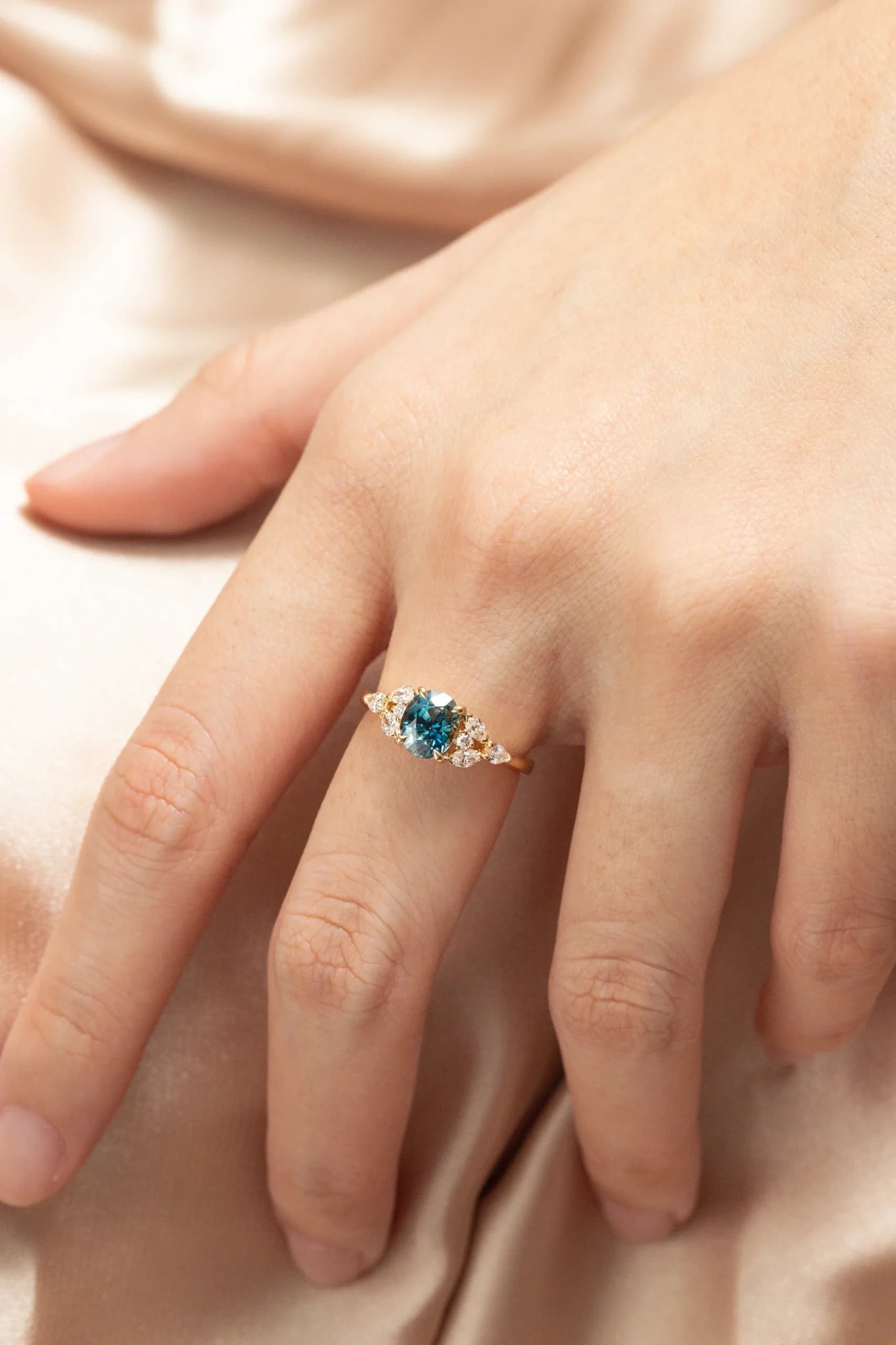 bague de fiançailles saphir teal pierre diamants et or jaune