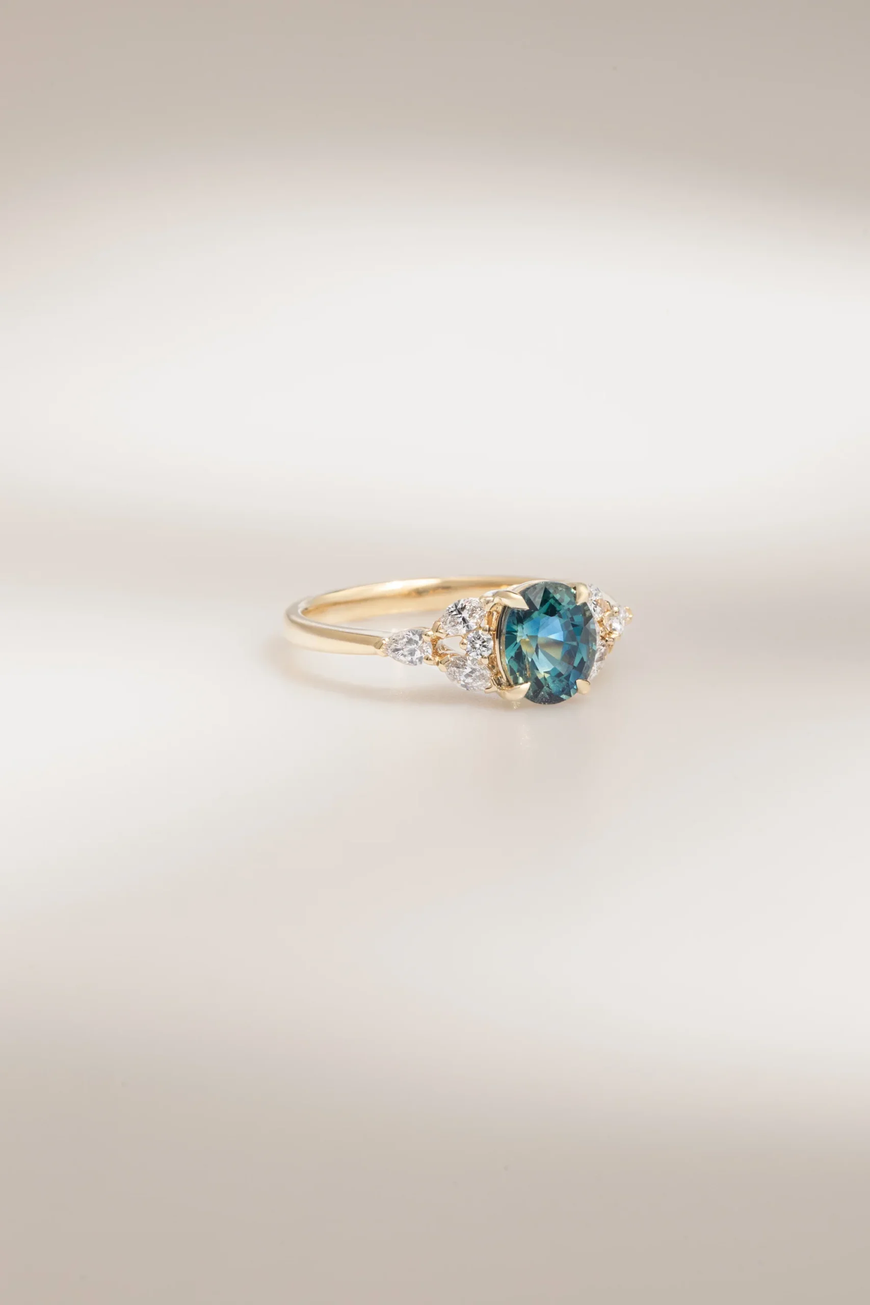 bague de fiançailles saphir teal pierre diamants et or jaune