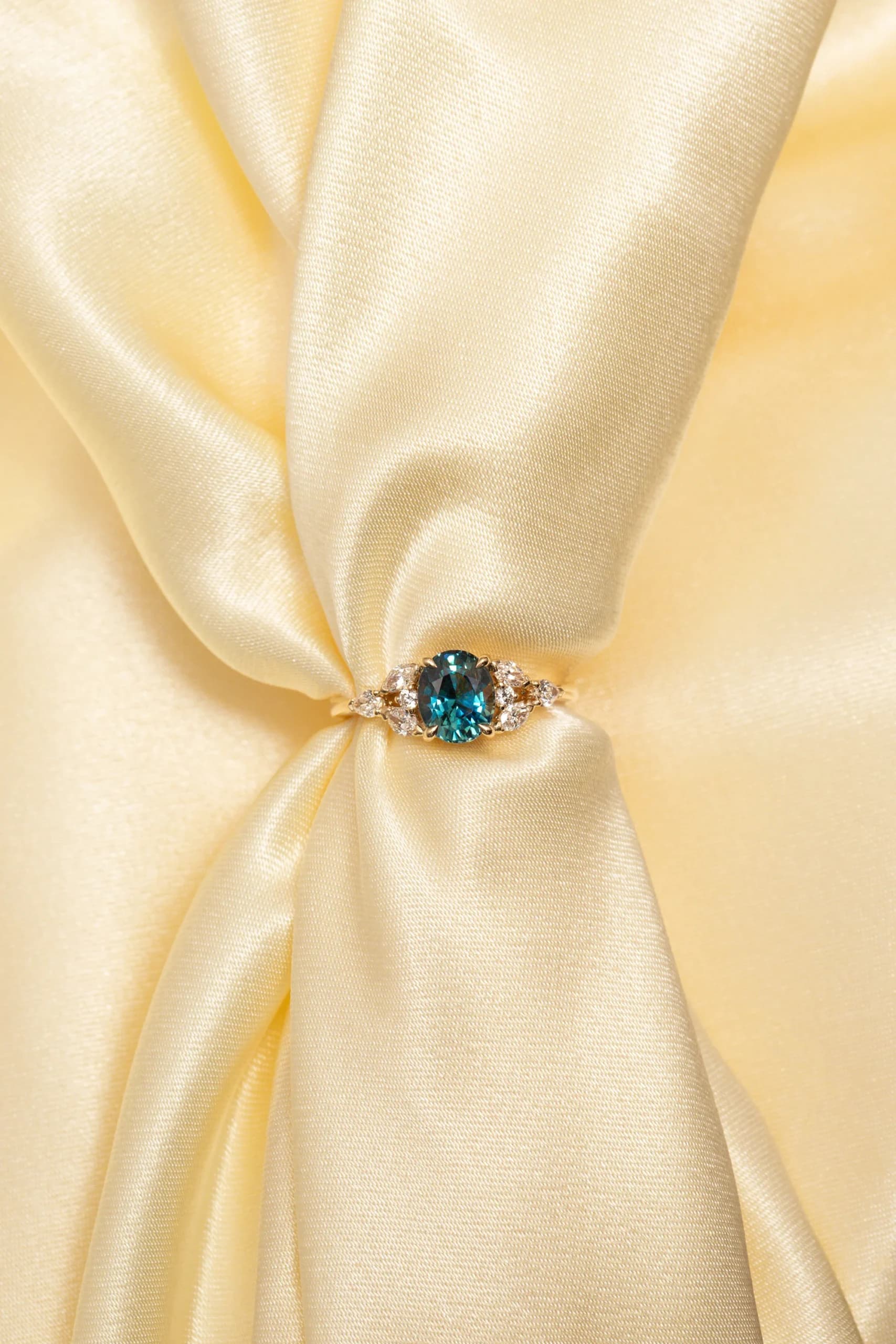bague de fiançailles saphir teal pierre diamants et or jaune