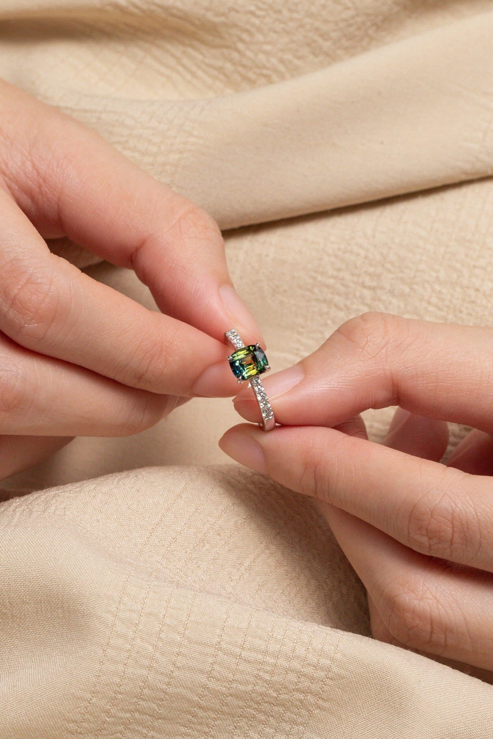 Bague d'anniversaire avec Saphir Bicolore
