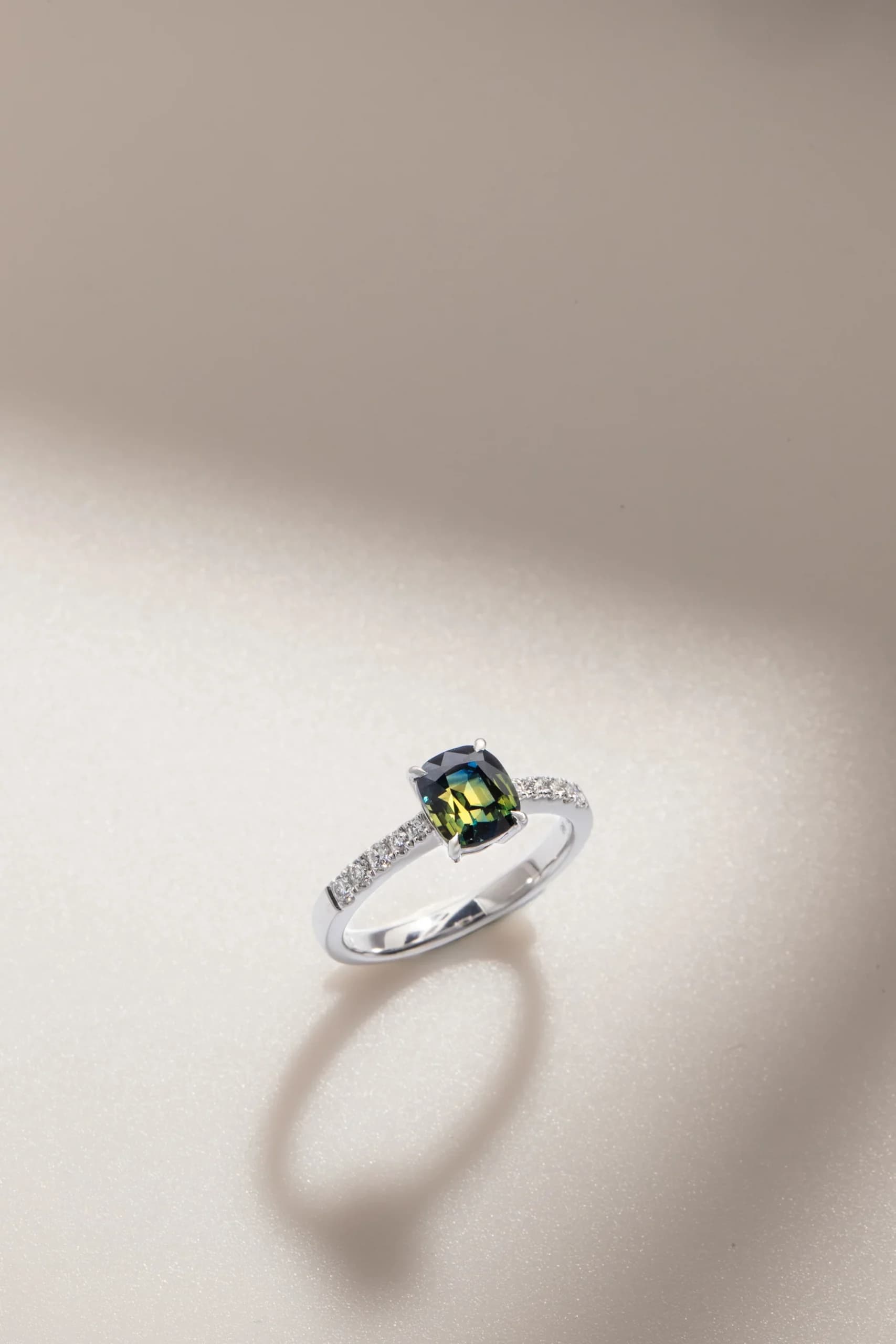 Bague d'anniversaire avec Saphir Bicolore