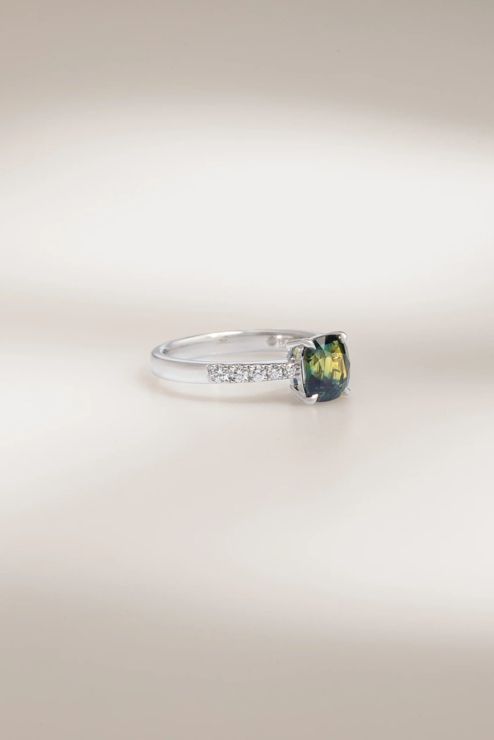 Bague d'anniversaire avec Saphir Bicolore