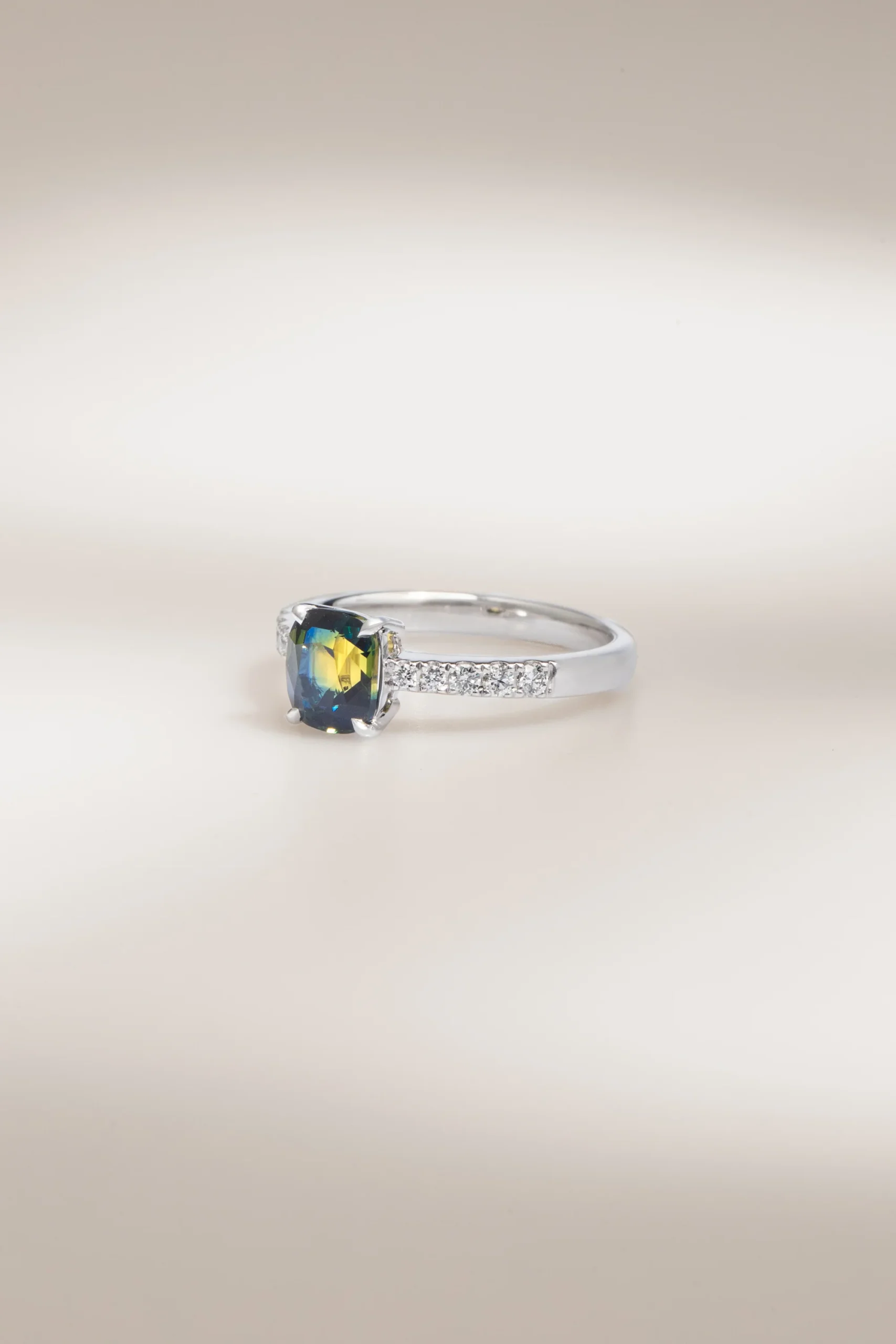 Bague d'anniversaire avec Saphir Bicolore