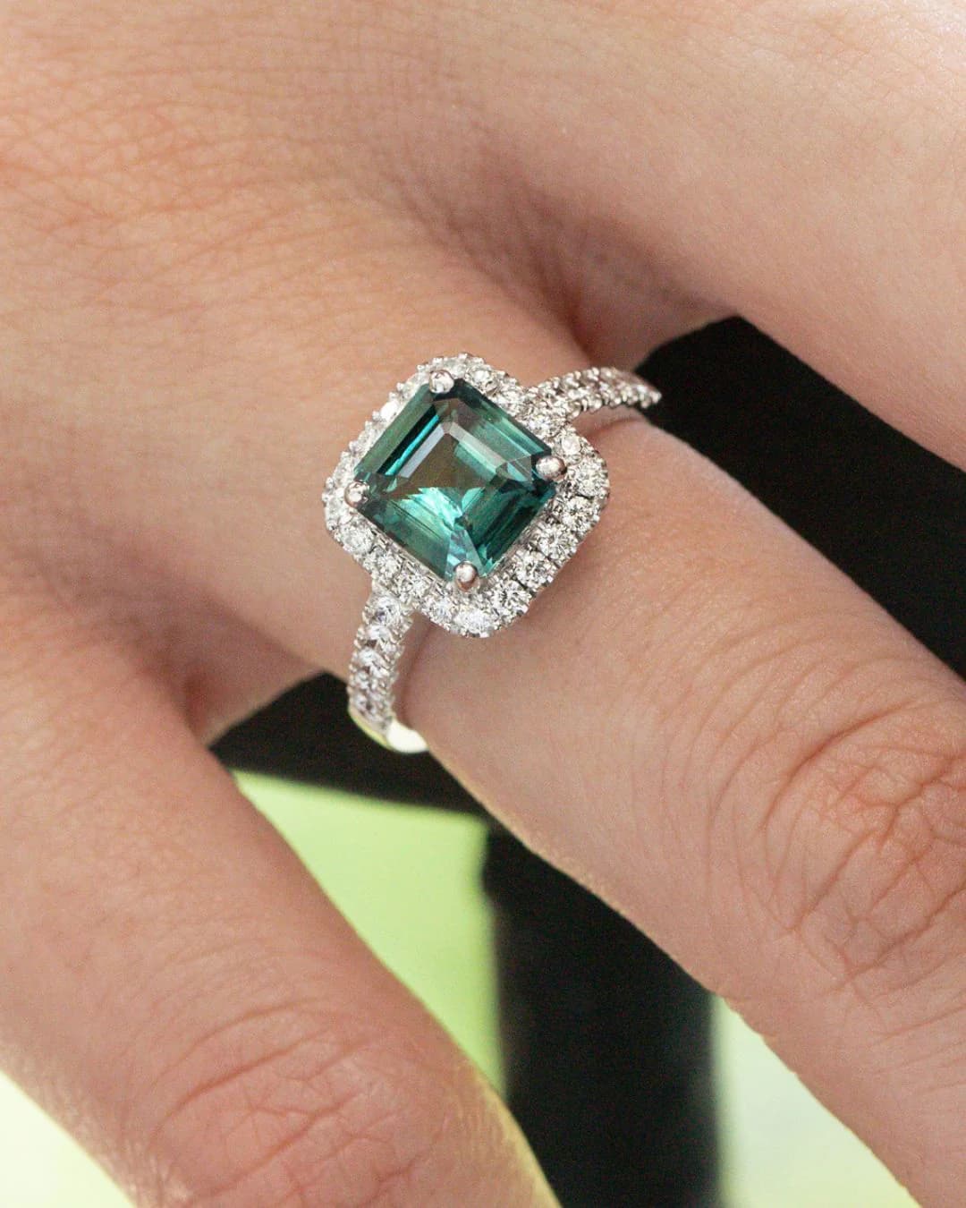 Bague saphir teal, taille émeraude, entourage de diamants