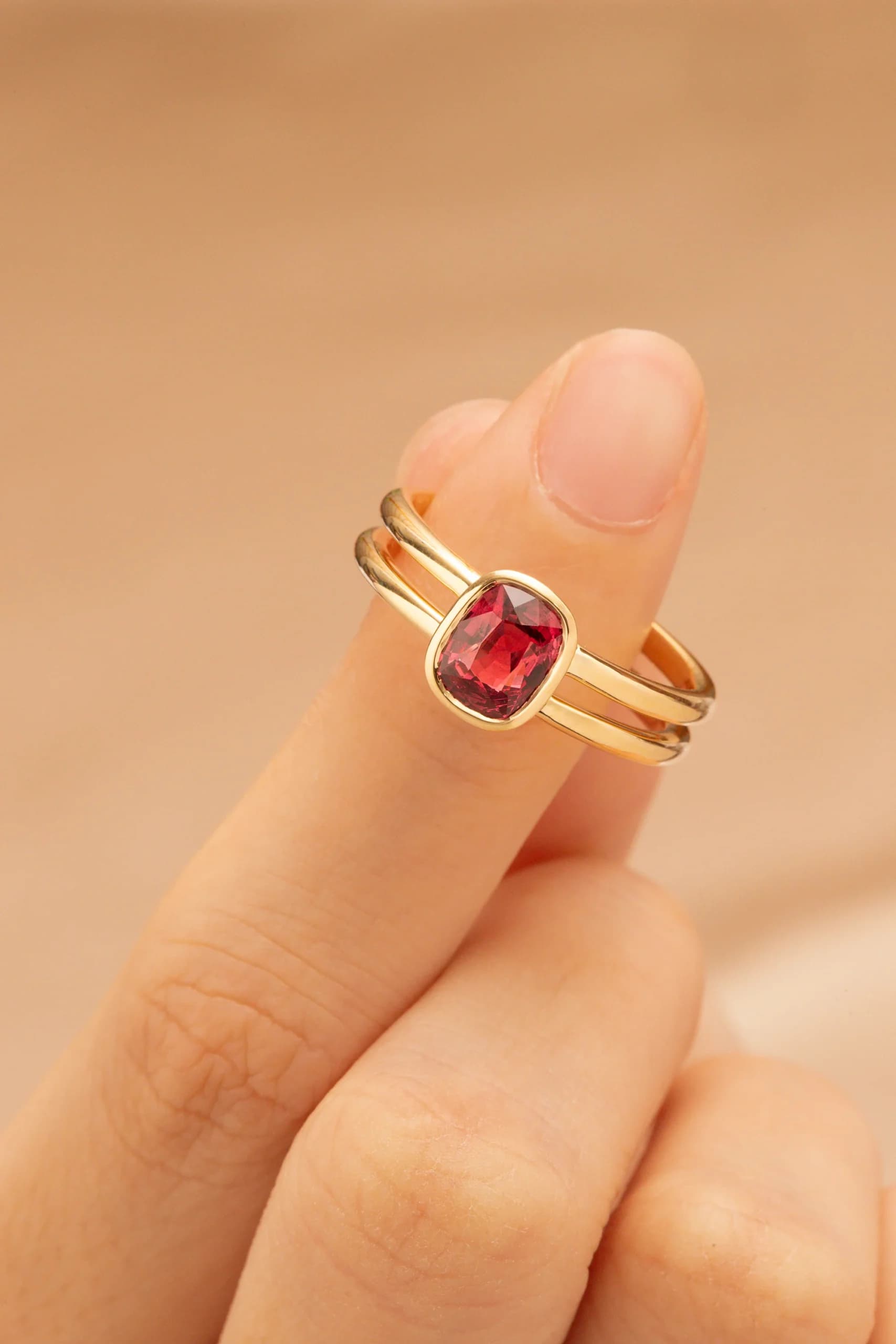 Bague d'anniversaire avec Spinelle Rouge
