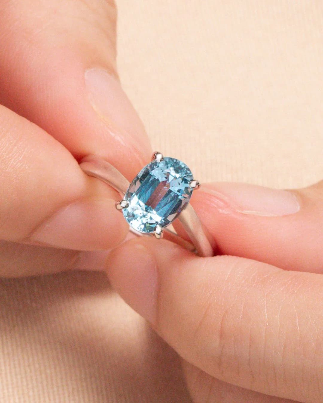 Bague d’anniversaire avec Aigue-marine