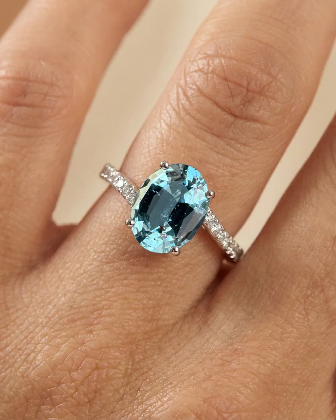 Bague aigue-marine du Mozambique, ovale, épaulée de diamants