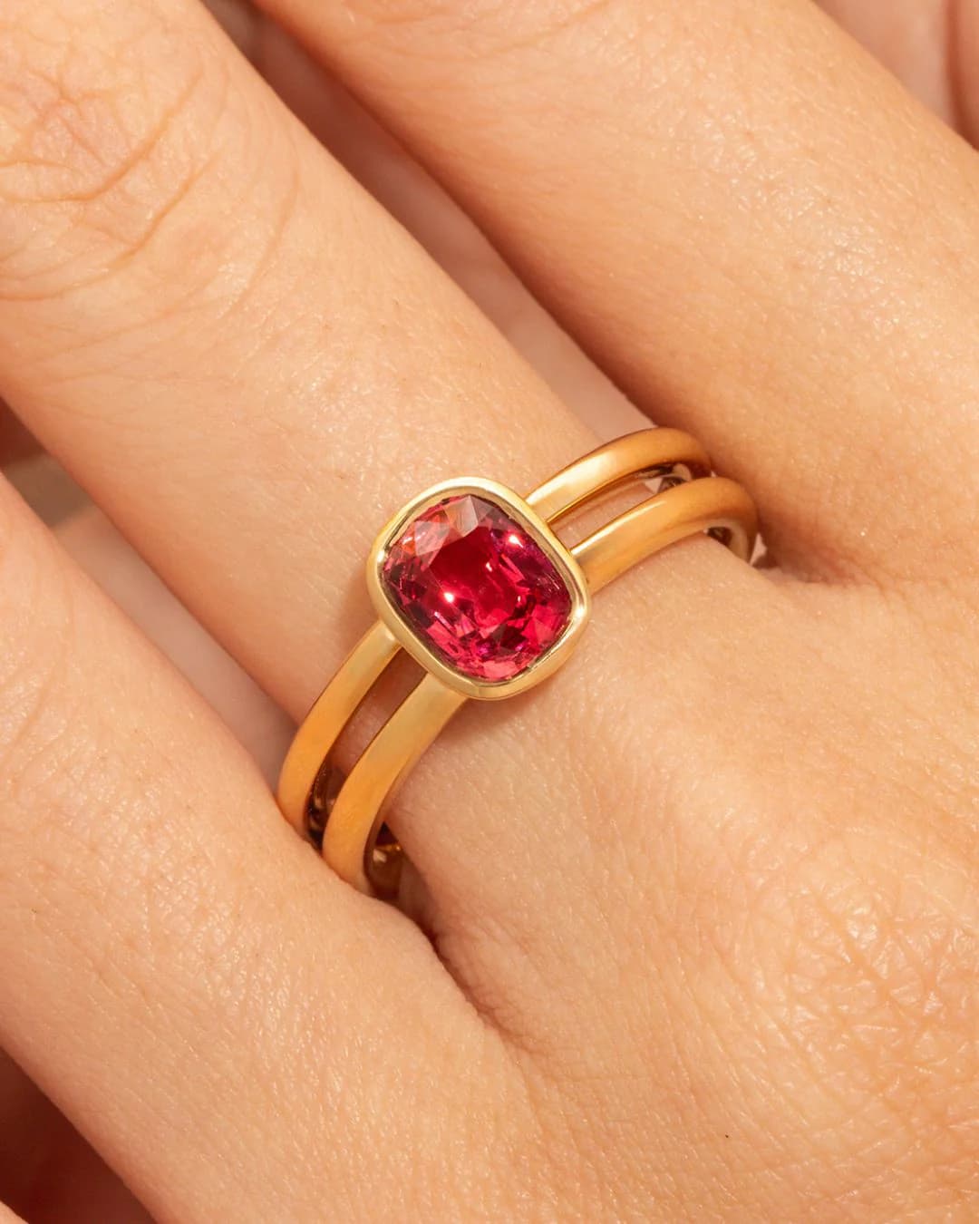Bague d’anniversaire avec Spinelle Rouge
