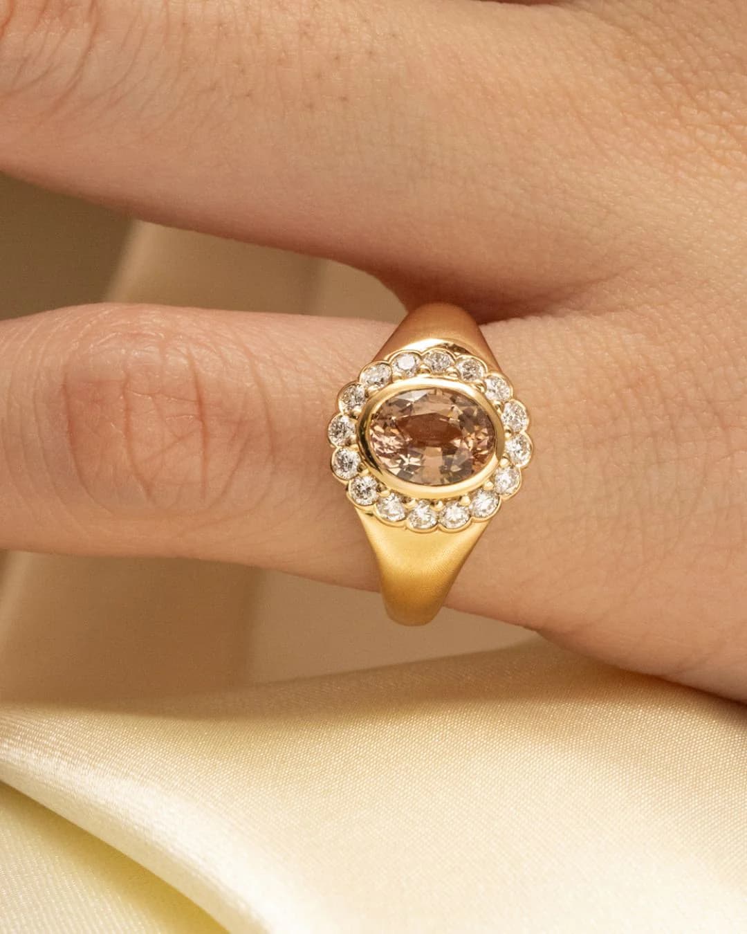 Bague saphir pêche, ovale, entourage de diamants et or jaune
