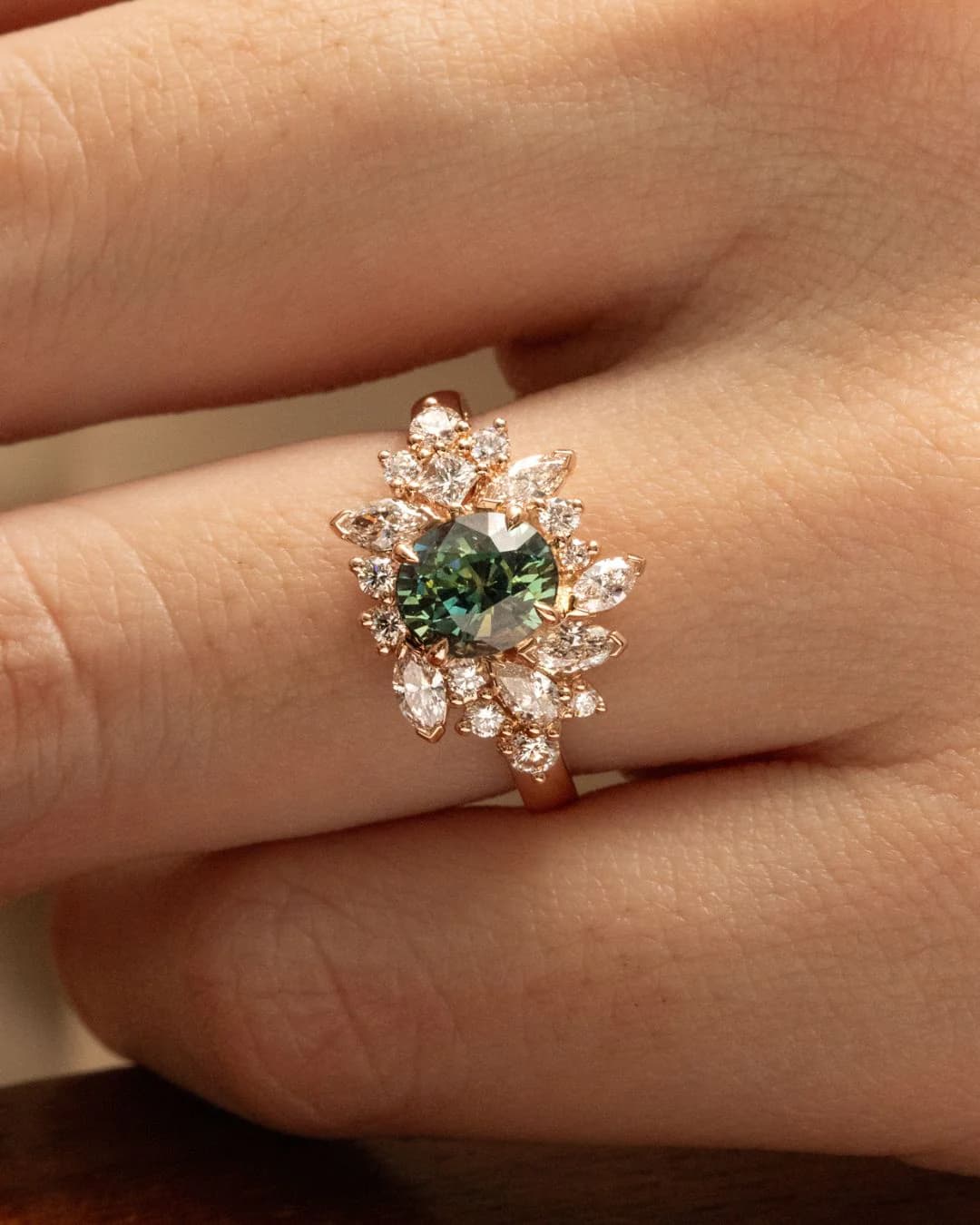 Bague saphir teal 1,55 ct, rond, entourage de diamants marquises et or rose