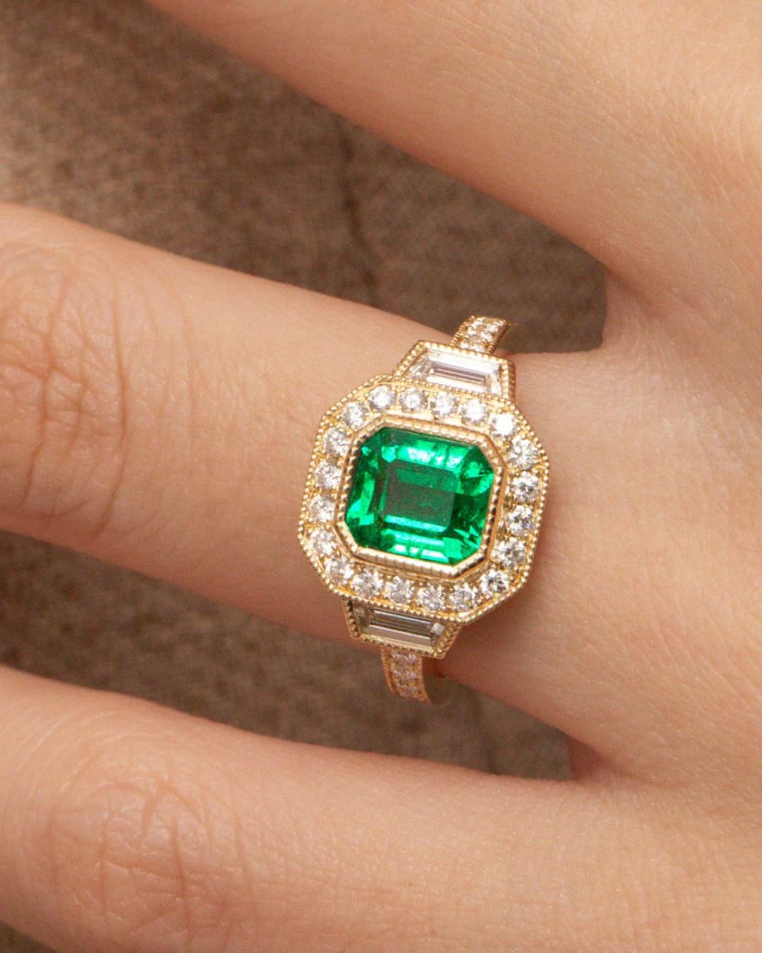 Bague émeraude, taille émeraude, entourage de diamants et or jaune