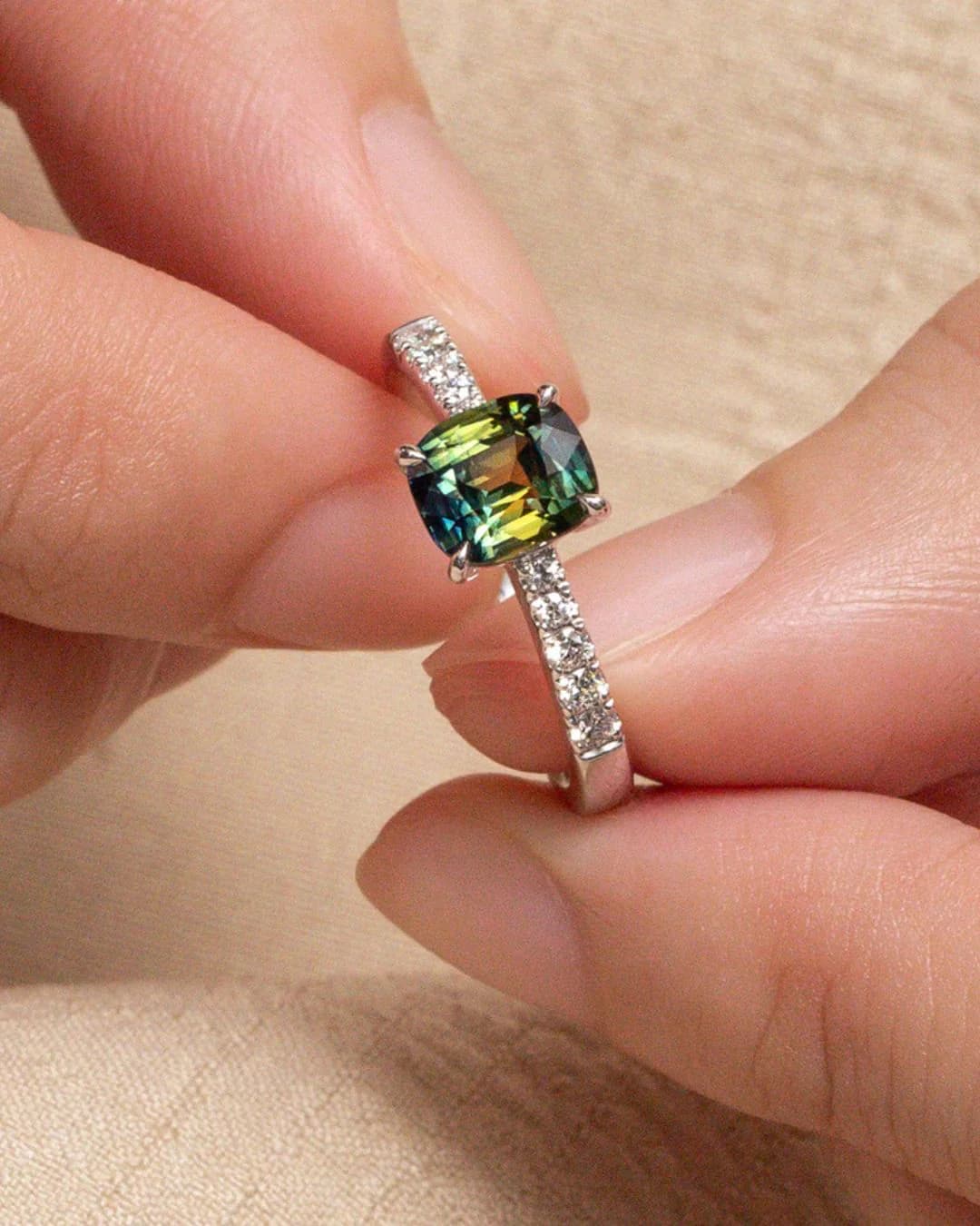 Bague saphir bicolore, coussin, épaulée de diamants