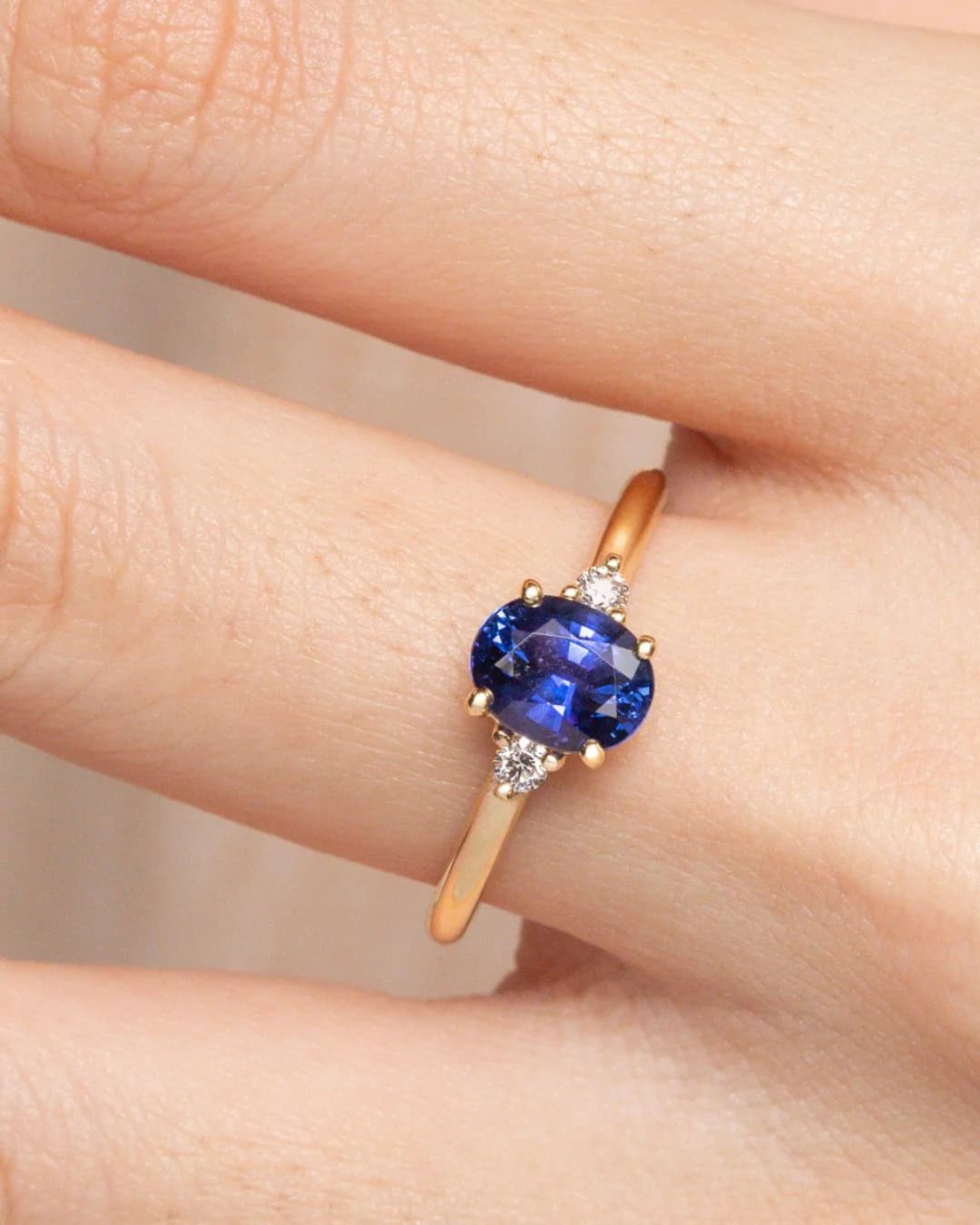 Bague saphir bleu, ovale, diamants et or jaune