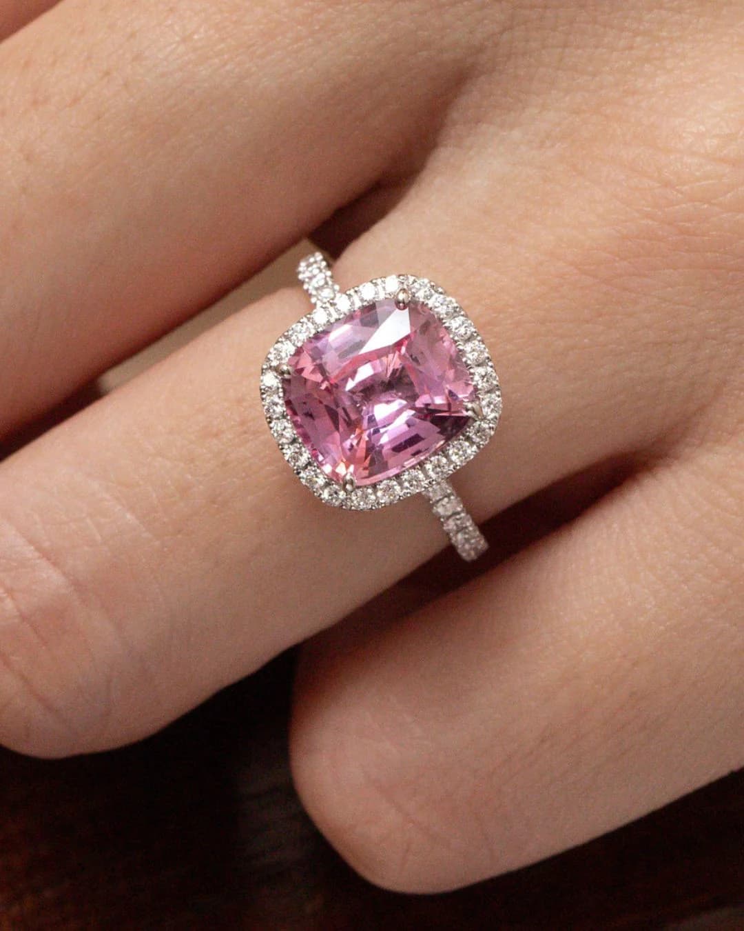 Bague saphir padparadscha, coussin, entourage de diamants