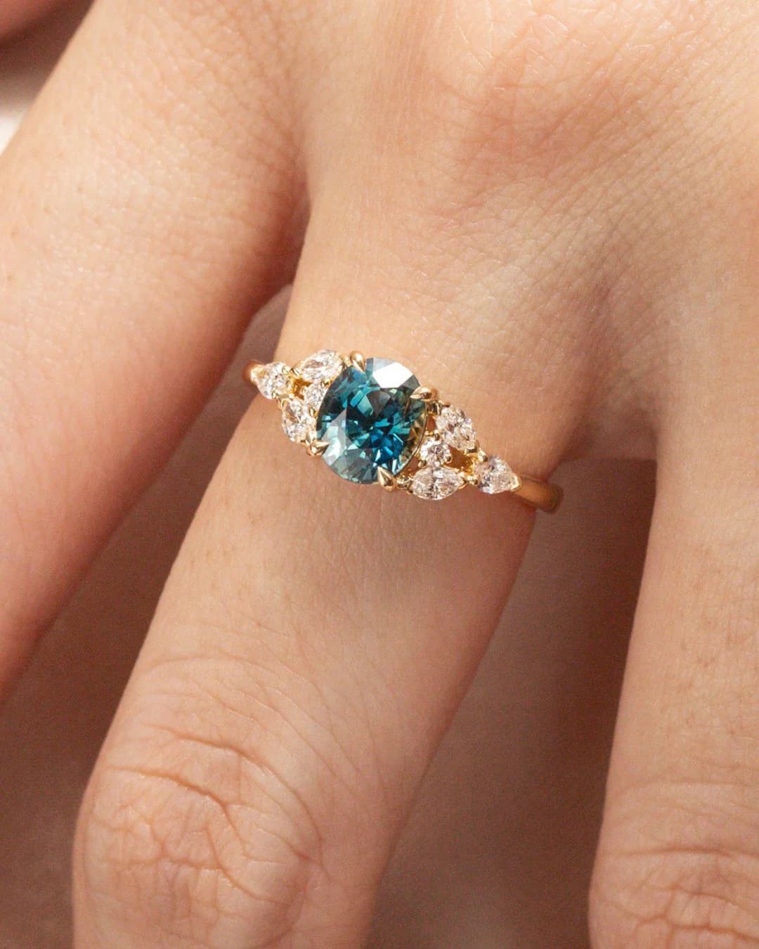 Bague saphir teal de Madagascar, rond, diamants marquises et or jaune