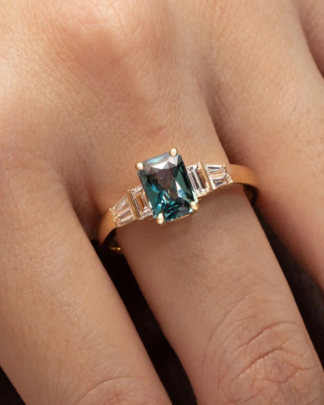 Bague saphir teal non chauffé, rectangle, diamants baguettes et or jaune