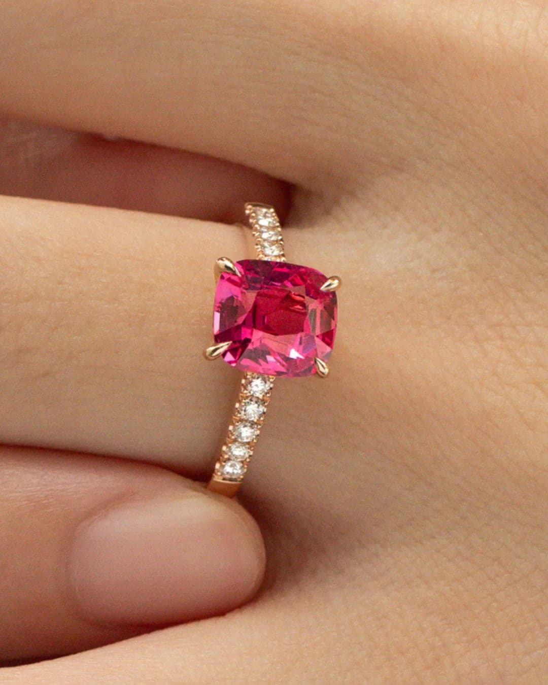 Bague spinelle Mahenge, coussin, diamants et or rose